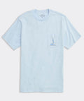 Camiseta Vineyard Vines de manga corta con bolsillo estampado de regata al atardecer