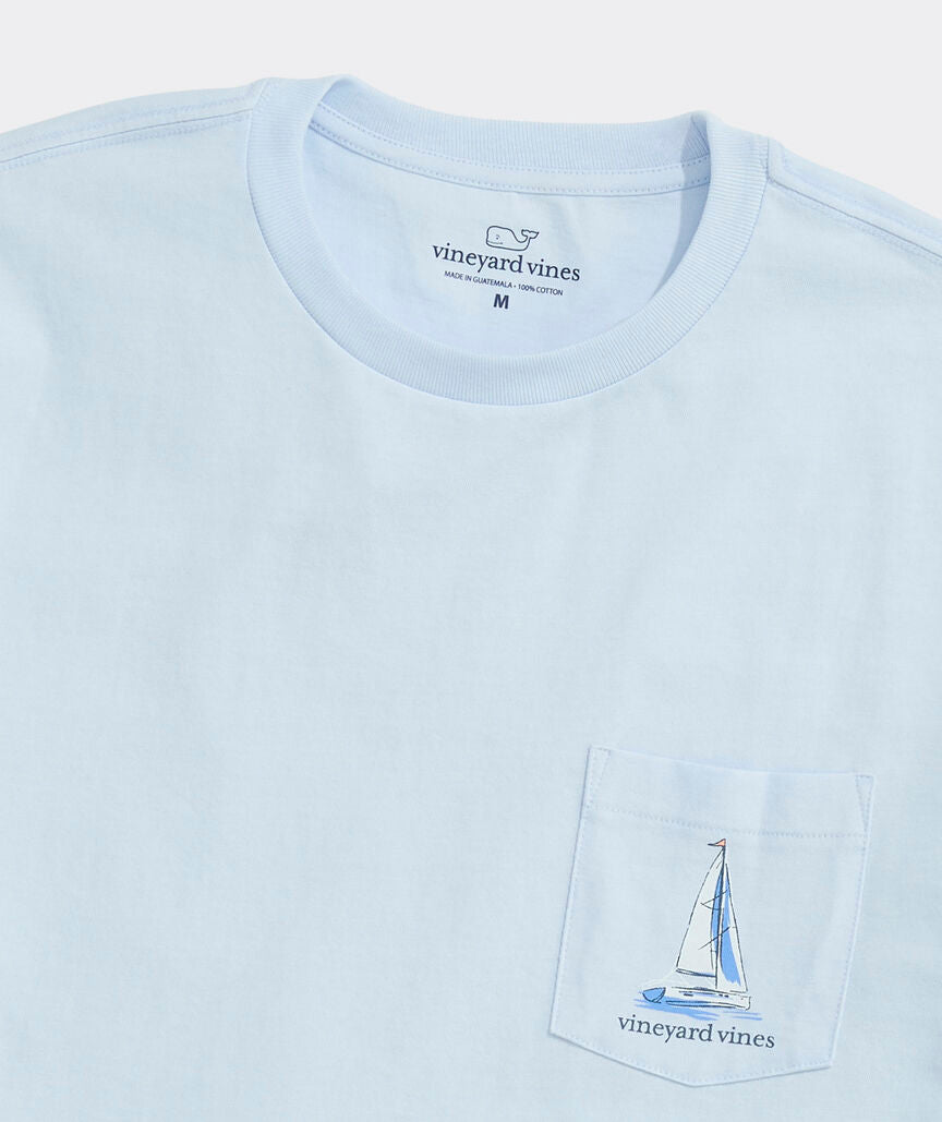 Camiseta Vineyard Vines de manga corta con bolsillo estampado de regata al atardecer