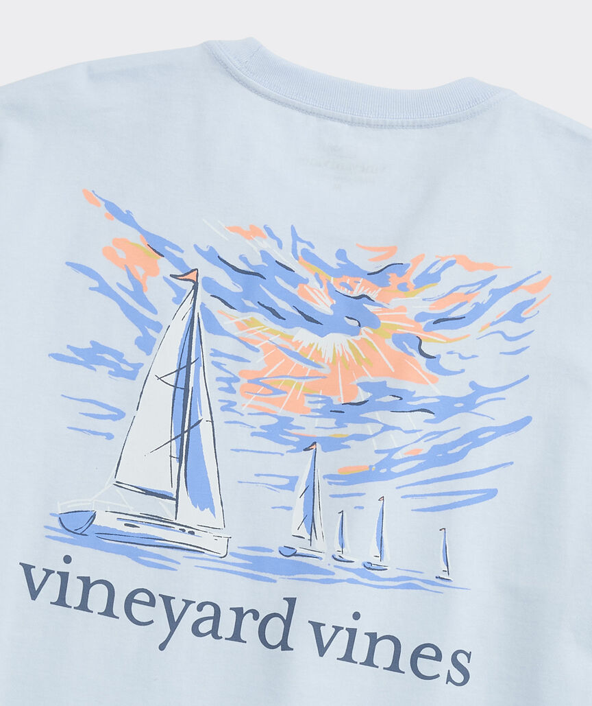Camiseta Vineyard Vines de manga corta con bolsillo estampado de regata al atardecer