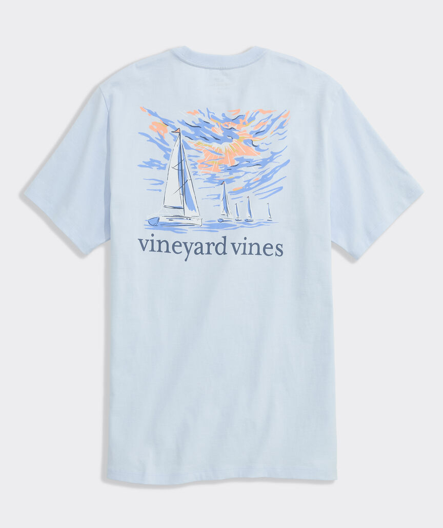 Camiseta Vineyard Vines de manga corta con bolsillo estampado de regata al atardecer