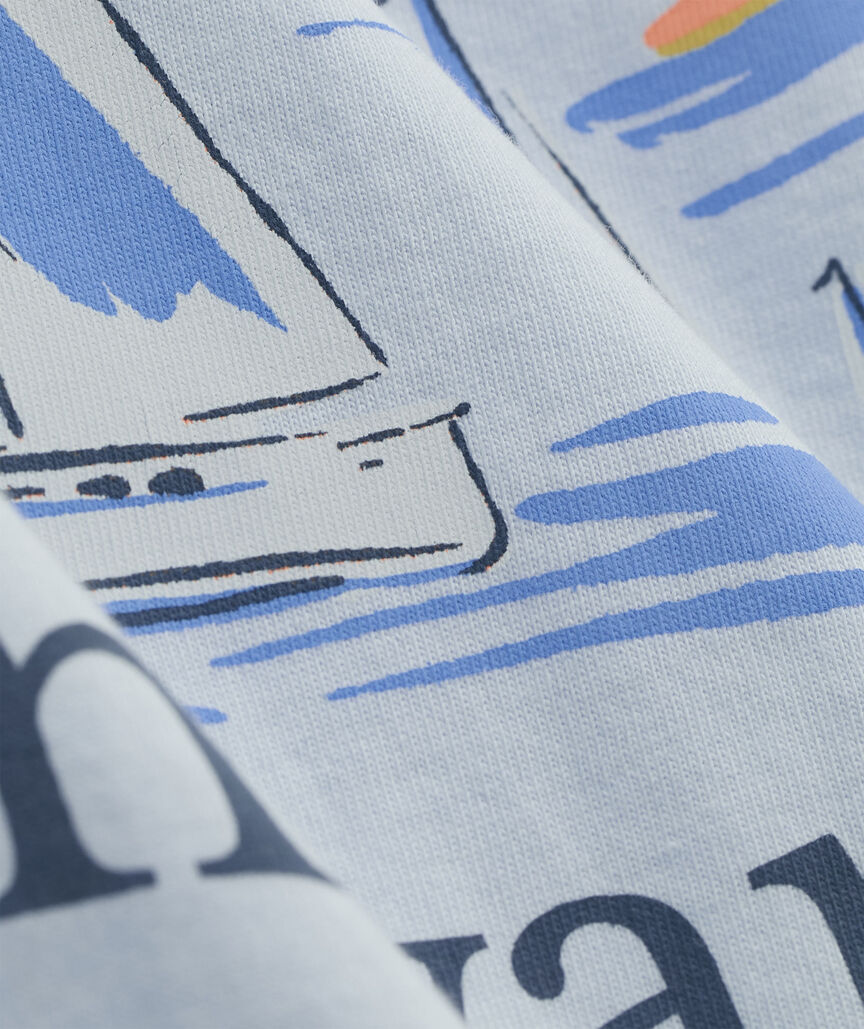 Camiseta Vineyard Vines de manga corta con bolsillo estampado de regata al atardecer